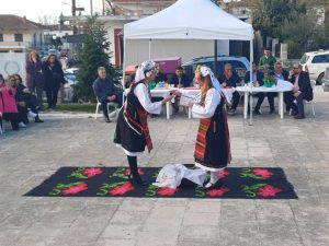 ΑΝΑΒΙΩΣΗ ΕΘΙΜΟΥ ΛΑΖΑΡΙΝΕΣ ΣΤΙΣ ΜΑΝΔΡΕΣ 6