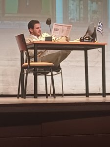 ΕΝΑΣ ΨΕΥΤΗΣ ΜΕ ΠΑΤΕΝΤΑ ΘΕΑΤΡΙΚΗ ΠΑΡΑΣΤΑΣΗ 1