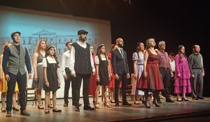 ΕΝΑΣ ΨΕΥΤΗΣ ΜΕ ΠΑΤΕΝΤΑ ΘΕΑΤΡΙΚΗ ΠΑΡΑΣΤΑΣΗ 2