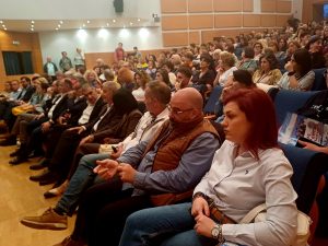 ΕΝΑΣ ΨΕΥΤΗΣ ΜΕ ΠΑΤΕΝΤΑ ΘΕΑΤΡΙΚΗ ΠΑΡΑΣΤΑΣΗ 4