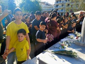 ΛΟΥΛΟΥΔΙΑ ΣΤΟ ΜΝΗΜΕΙΟ ΠΟΝΤΙΑΚΟΥ ΕΛΛΗΝΙΣΜΟΥ 1
