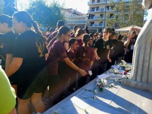 ΛΟΥΛΟΥΔΙΑ ΣΤΟ ΜΝΗΜΕΙΟ ΠΟΝΤΙΑΚΟΥ ΕΛΛΗΝΙΣΜΟΥ 2