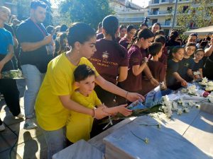 ΛΟΥΛΟΥΔΙΑ ΣΤΟ ΜΝΗΜΕΙΟ ΠΟΝΤΙΑΚΟΥ ΕΛΛΗΝΙΣΜΟΥ 3