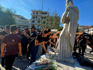 ΛΟΥΛΟΥΔΙΑ ΣΤΟ ΜΝΗΜΕΙΟ ΠΟΝΤΙΑΚΟΥ ΕΛΛΗΝΙΣΜΟΥ 4