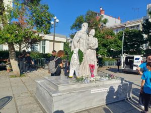 ΛΟΥΛΟΥΔΙΑ ΣΤΟ ΜΝΗΜΕΙΟ ΠΟΝΤΙΑΚΟΥ ΕΛΛΗΝΙΣΜΟΥ 5