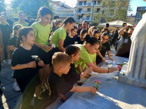 ΛΟΥΛΟΥΔΙΑ ΣΤΟ ΜΝΗΜΕΙΟ ΠΟΝΤΙΑΚΟΥ ΕΛΛΗΝΙΣΜΟΥ 6