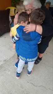 ΜΑΓΙΑΤΙΚΟ ΣΤΕΦΑΝΙ ΣΤΙΣ ΩΦΕΛΟΥΜΕΝΕΣ ΗΛΙΚΙΩΜΕΝΕΣ ΤΟΥ ΠΡΟΓΡΑΜΜΑΤΟΣ ΒΟΗΘΕΙΑ ΣΤΟ ΣΠΙΤΙ ΜΟΥΡΙΩΝ 1
