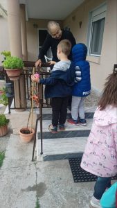 ΜΑΓΙΑΤΙΚΟ ΣΤΕΦΑΝΙ ΣΤΙΣ ΩΦΕΛΟΥΜΕΝΕΣ ΗΛΙΚΙΩΜΕΝΕΣ ΤΟΥ ΠΡΟΓΡΑΜΜΑΤΟΣ ΒΟΗΘΕΙΑ ΣΤΟ ΣΠΙΤΙ ΜΟΥΡΙΩΝ 3