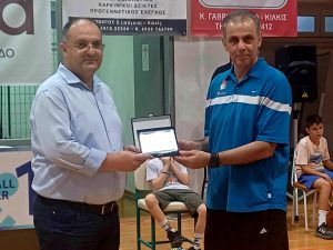 ΤΙΜΗΤΙΚΗ ΠΛΑΚΕΤΑ ΣΤΟΝ ΔΗΜΑΡΧΟ ΚΙΛΚΙΣ ΑΠΟ ΤΗΝ ΑΚΑΔΗΜΙΑ ΜΠΑΣΚΕΤ ΚΟΥΠΑ 1