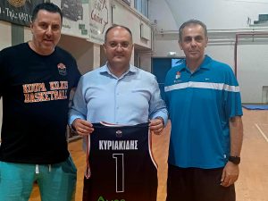 ΤΙΜΗΤΙΚΗ ΠΛΑΚΕΤΑ ΣΤΟΝ ΔΗΜΑΡΧΟ ΚΙΛΚΙΣ ΑΠΟ ΤΗΝ ΑΚΑΔΗΜΙΑ ΜΠΑΣΚΕΤ ΚΟΥΠΑ 2