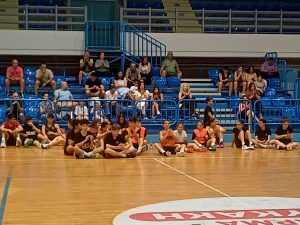 ΤΙΜΗΤΙΚΗ ΠΛΑΚΕΤΑ ΣΤΟΝ ΔΗΜΑΡΧΟ ΚΙΛΚΙΣ ΑΠΟ ΤΗΝ ΑΚΑΔΗΜΙΑ ΜΠΑΣΚΕΤ ΚΟΥΠΑ 4