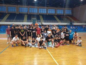 ΤΙΜΗΤΙΚΗ ΠΛΑΚΕΤΑ ΣΤΟΝ ΔΗΜΑΡΧΟ ΚΙΛΚΙΣ ΑΠΟ ΤΗΝ ΑΚΑΔΗΜΙΑ ΜΠΑΣΚΕΤ ΚΟΥΠΑ 6
