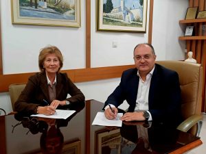 ΥΠΟΓΡΑΦΗ ΣΥΜΒΑΣΗΣ ΧΡΗΣΙΔΑΝΕΙΟΥ ΓΙΑ ΤΗ ΔΩΡΕΑΝ ΠΑΡΑΧΩΡΗΣΗ ΔΗΜΟΤΙΚΟΥ ΑΚΙΝΗΤΟΥ ΣΤΟ ΛΥΚΕΙΟ ΕΛΛΗΝΙΔΩΝ ΚΙΛΚΙΣ 1