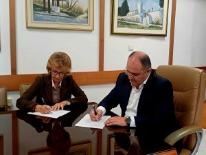 ΥΠΟΓΡΑΦΗ ΣΥΜΒΑΣΗΣ ΧΡΗΣΙΔΑΝΕΙΟΥ ΓΙΑ ΤΗ ΔΩΡΕΑΝ ΠΑΡΑΧΩΡΗΣΗ ΔΗΜΟΤΙΚΟΥ ΑΚΙΝΗΤΟΥ ΣΤΟ ΛΥΚΕΙΟ ΕΛΛΗΝΙΔΩΝ ΚΙΛΚΙΣ 2