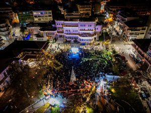 ΦΩΤΑΓΩΓΗΣΗ ΧΡΙΣΤΟΥΓΕΝΝΙΑΤΙΚΟΥ ΔΕΝΔΡΟΥ ΣΤΟ ΔΗΜΑΡΧΕΙΟ ΚΙΛΚΙΣ 1