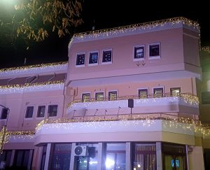 ΦΩΤΑΓΩΓΗΣΗ ΧΡΙΣΤΟΥΓΕΝΝΙΑΤΙΚΟΥ ΔΕΝΔΡΟΥ ΣΤΟ ΔΗΜΑΡΧΕΙΟ ΚΙΛΚΙΣ 4.5jpg