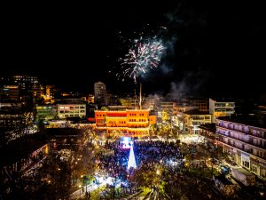 ΦΩΤΑΓΩΓΗΣΗ ΧΡΙΣΤΟΥΓΕΝΝΙΑΤΙΚΟΥ ΔΕΝΔΡΟΥ ΣΤΟ ΔΗΜΑΡΧΕΙΟ ΚΙΛΚΙΣ 6.1jpg