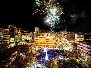 ΦΩΤΑΓΩΓΗΣΗ ΧΡΙΣΤΟΥΓΕΝΝΙΑΤΙΚΟΥ ΔΕΝΔΡΟΥ ΣΤΟ ΔΗΜΑΡΧΕΙΟ ΚΙΛΚΙΣ 6.4jpg
