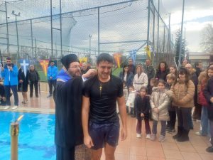 ΡΙΨΗ ΤΙΜΙΟΥ ΣΤΑΥΡΟΥ ΣΤΗΝ ΠΙΣΙΝΑ ΤΟΥ ΑΘΛΗΤΙΚΟΥ ΚΕΝΤΡΟΥ ''ΑΛΕΞΑΝΔΡΟΣ'' 2.1jpg